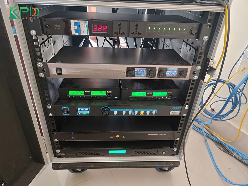 Tủ máy được bố trì gọn gàng