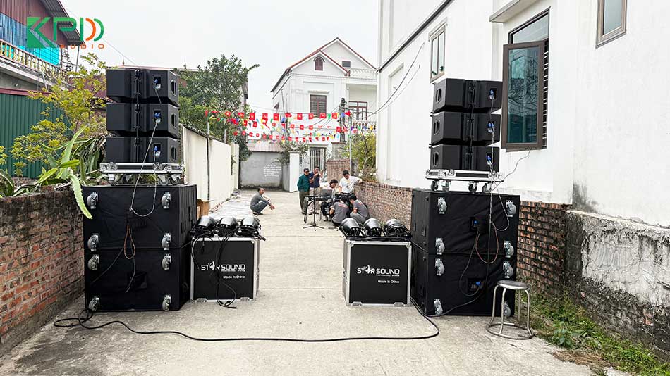 Mặt sau của hệ thống âm thanh ánh sáng