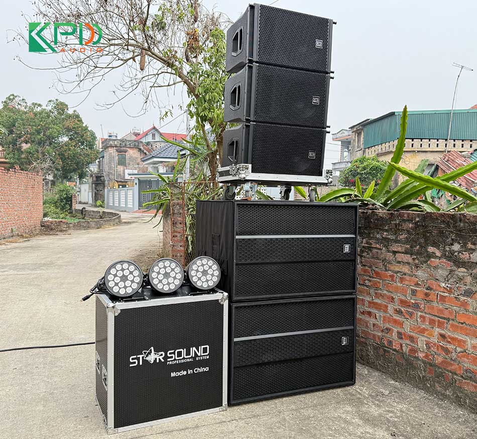 Hệ thống loa kết hợp với hệ thống đèn sân khấu