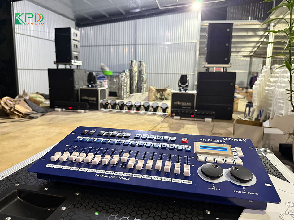 Bàn điều khiển ánh sáng chuyên nghiệp