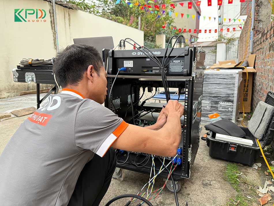 Kỹ thuật viên đang đi dây cho hệ thống