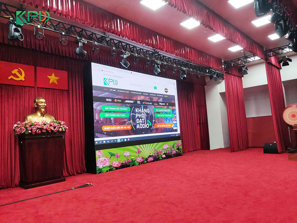 Hệ thống đèn sân khấu được lắp đặt chắc chắn