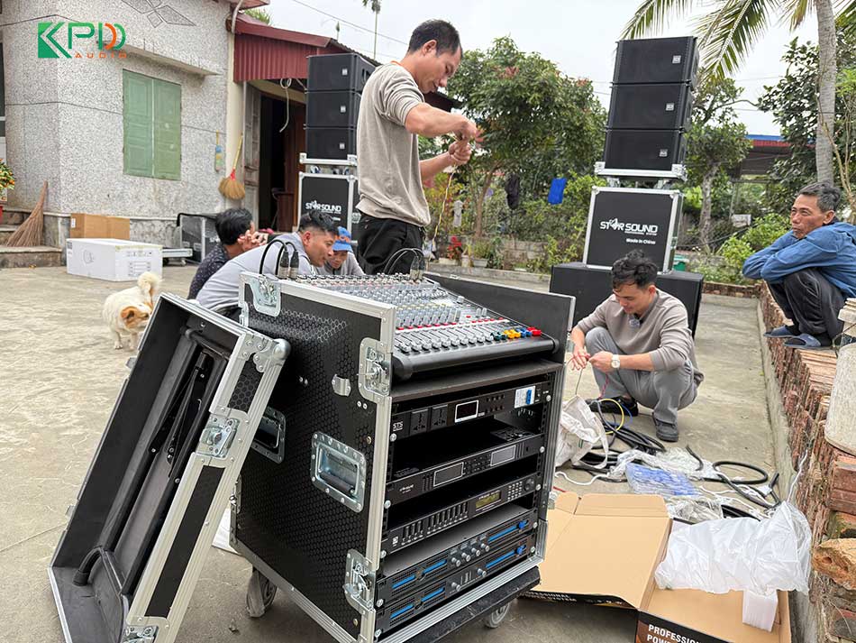 Kỹ thuật viên đang đi dây cho hệ thống