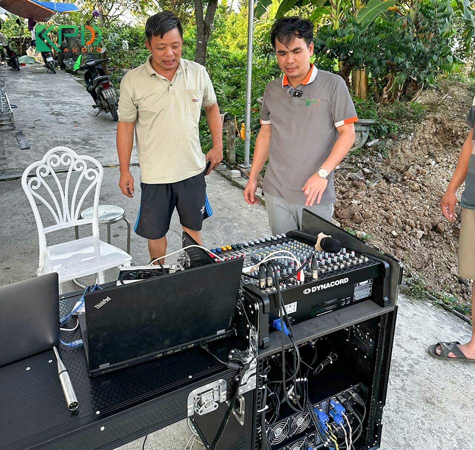 Kỹ thuật viên hướng dẫn sử dụng cho anh Thanh